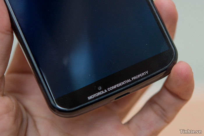 Опубликованы изображения смартфона Motorola XT912A с 1,7-гигагерцевым процессором Qualcomm 