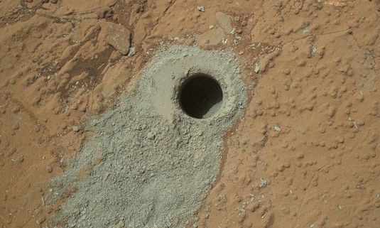Марсоход Curiosity в поисках условий для жизни пробурил вторую скважину