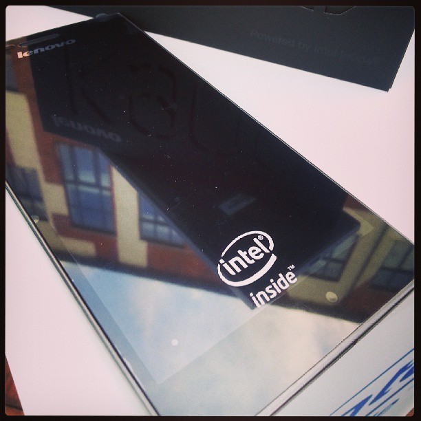 Начинаются российские продажи смартфона Lenovo IdeaPhone K900 на базе Intel Atom