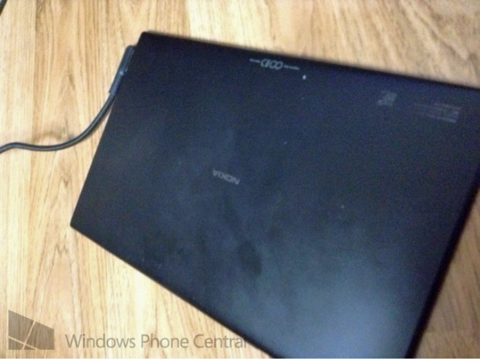 Опубликованы фотографии планшетного компьютера Nokia на Windows RT
