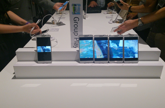 IFA 2013: «живая» фотосессия часов Samsung Galaxy Gear и смартфона Galaxy Note 3