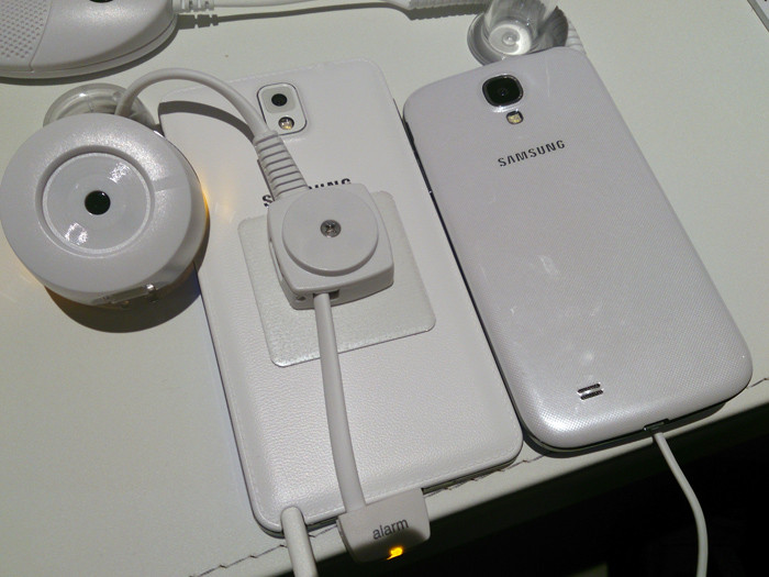 IFA 2013: «живая» фотосессия часов Samsung Galaxy Gear и смартфона Galaxy Note 3