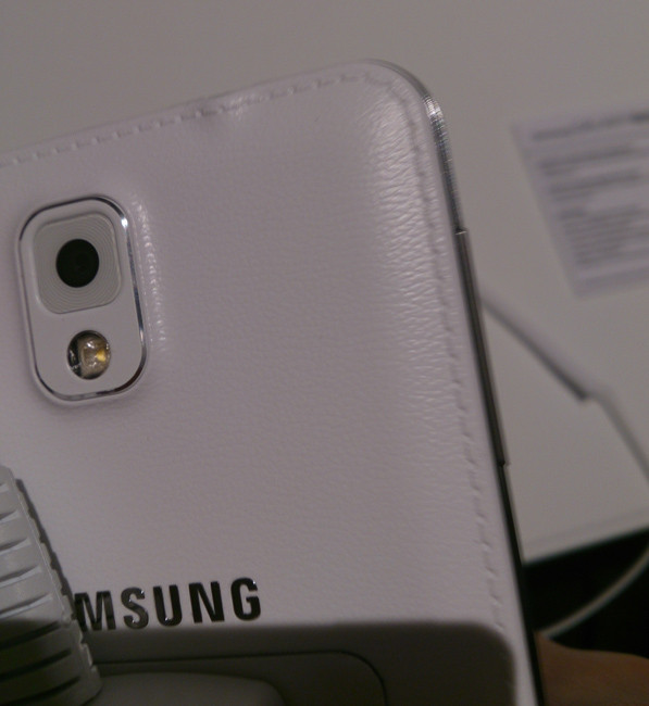 IFA 2013: «живая» фотосессия часов Samsung Galaxy Gear и смартфона Galaxy Note 3