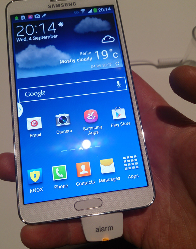 IFA 2013: «живая» фотосессия часов Samsung Galaxy Gear и смартфона Galaxy Note 3