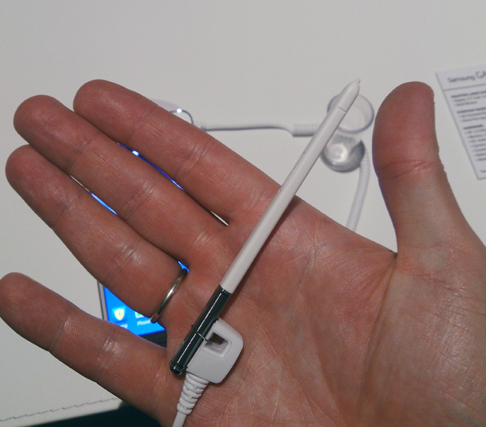 IFA 2013: «живая» фотосессия часов Samsung Galaxy Gear и смартфона Galaxy Note 3