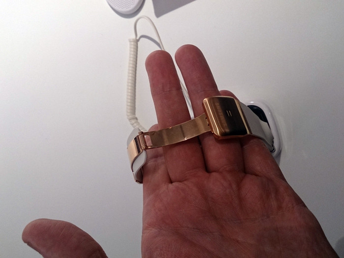 IFA 2013: «живая» фотосессия часов Samsung Galaxy Gear и смартфона Galaxy Note 3