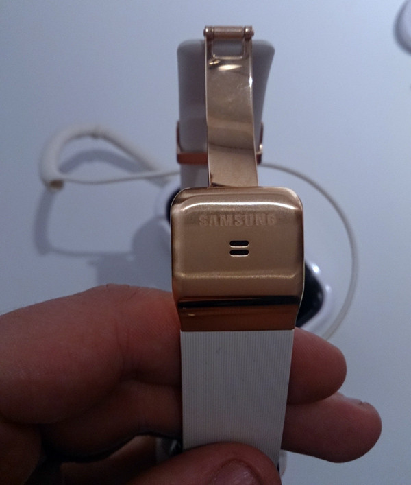 IFA 2013: «живая» фотосессия часов Samsung Galaxy Gear и смартфона Galaxy Note 3