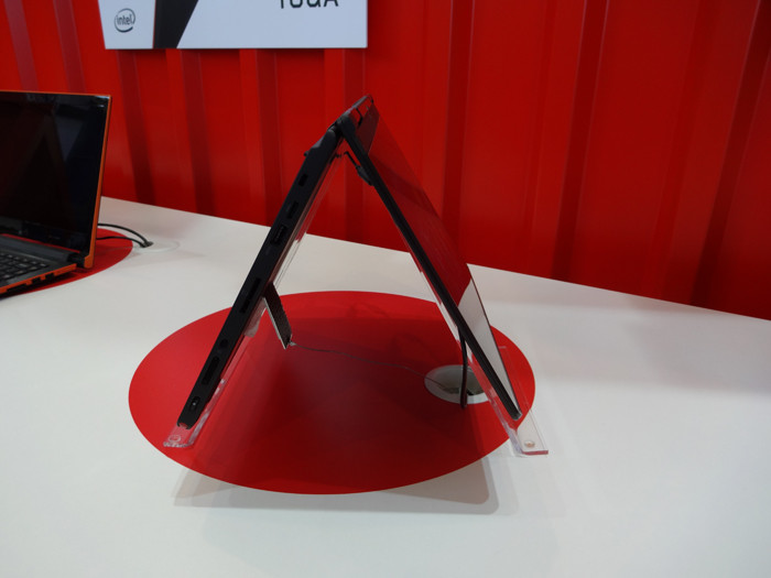 IFA 2013: «живые» снимки ноутбука-трансформера Lenovo ThinkPad Yoga  