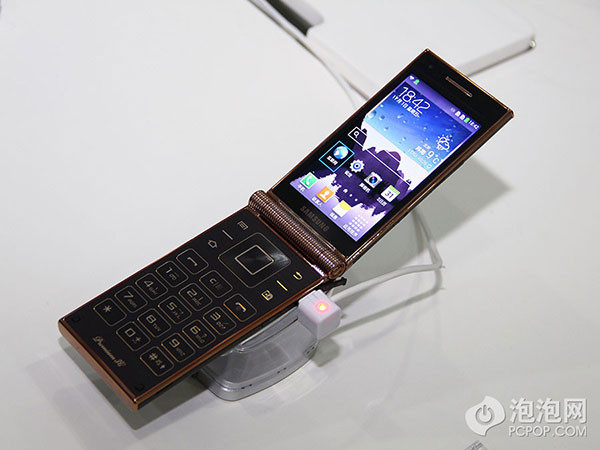 В Китае представлен раскладной Android-смартфон Samsung W2014 с процессором Snapdragon 800