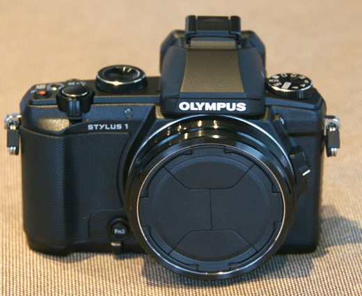Olympus представила компактный фотоаппарат со светосильным универсальным объективом