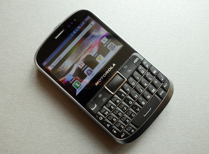 Обзор Motorola Defy Pro – защищенного ретро-смартфона с QWERTY-клавиатурой 