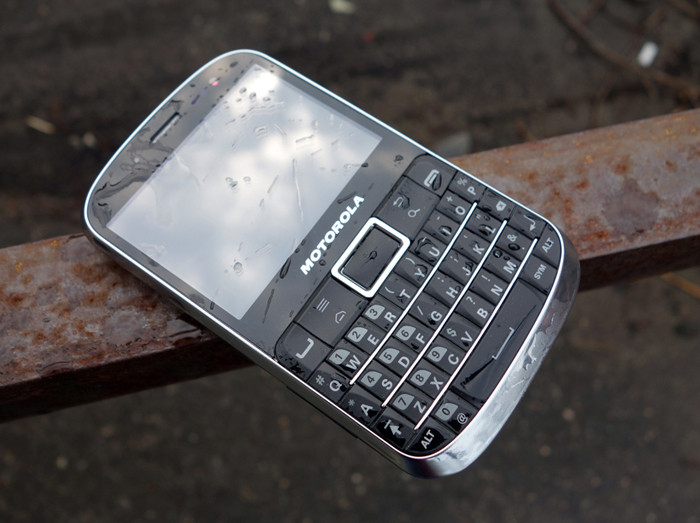 Обзор Motorola Defy Pro – защищенного ретро-смартфона с QWERTY-клавиатурой 