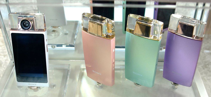 Камера Sony для «селфи» имеет форму парфюмерного флакона
