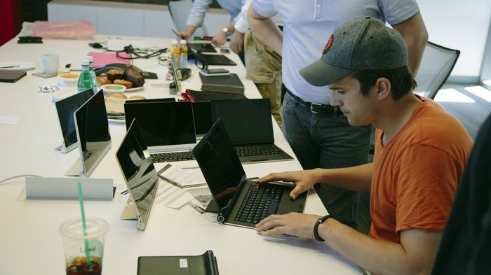 Lenovo провела в Лондоне мастер-класс по йоге: пять планшетов, один ультрабук и Эштон Кутчер