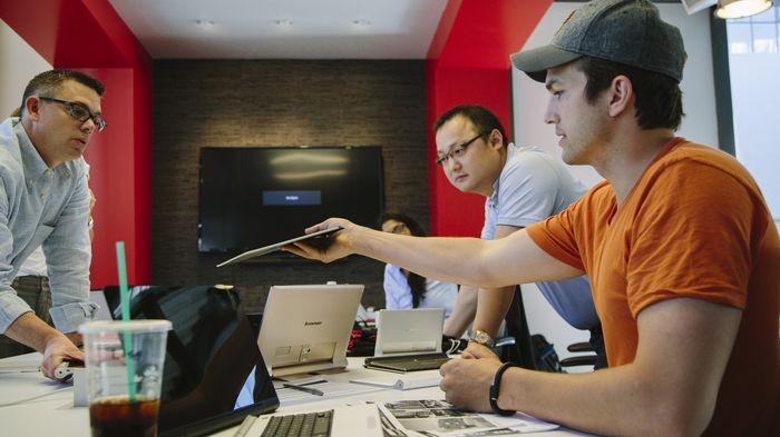 Lenovo провела в Лондоне мастер-класс по йоге: пять планшетов, один ультрабук и Эштон Кутчер