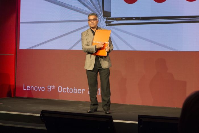 Lenovo провела в Лондоне мастер-класс по йоге: пять планшетов, один ультрабук и Эштон Кутчер