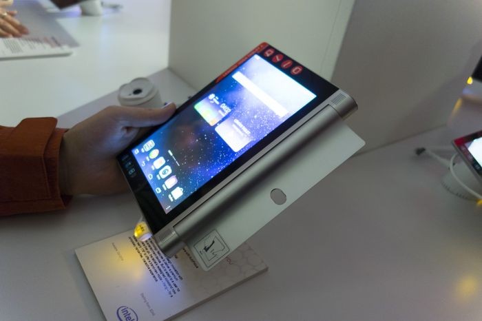 Lenovo провела в Лондоне мастер-класс по йоге: пять планшетов, один ультрабук и Эштон Кутчер