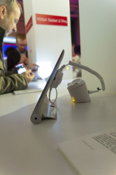 Lenovo провела в Лондоне мастер-класс по йоге: пять планшетов, один ультрабук и Эштон Кутчер