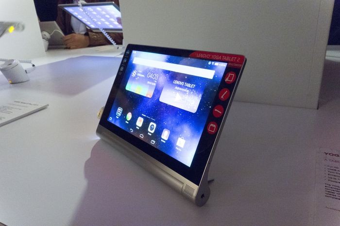 Lenovo провела в Лондоне мастер-класс по йоге: пять планшетов, один ультрабук и Эштон Кутчер