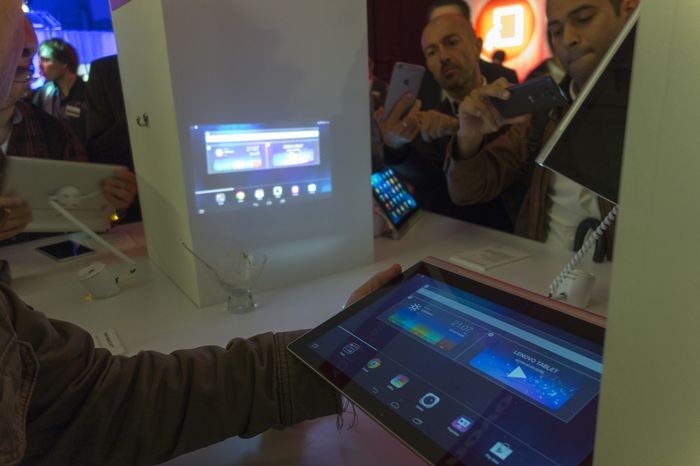 Lenovo провела в Лондоне мастер-класс по йоге: пять планшетов, один ультрабук и Эштон Кутчер