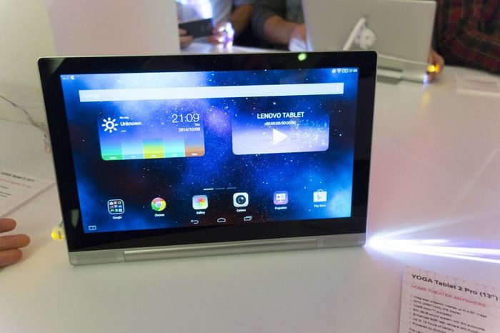 Lenovo провела в Лондоне мастер-класс по йоге: пять планшетов, один ультрабук и Эштон Кутчер