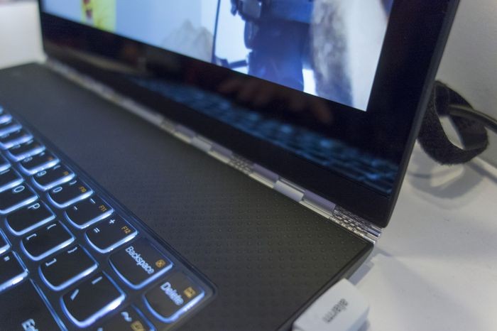 Lenovo провела в Лондоне мастер-класс по йоге: пять планшетов, один ультрабук и Эштон Кутчер