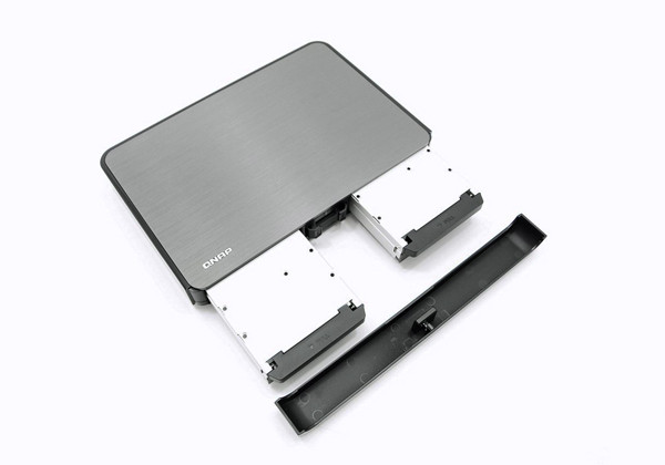 Стильный универсал: обзор сетевого накопителя QNAP HS-251