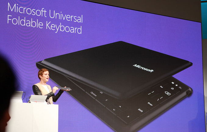 MWC 2015. Microsoft показала складную клавиатуру для мобильных устройств