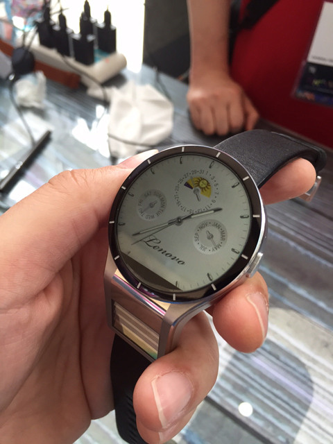 Lenovo представила концептуальные умные часы с двумя экранами