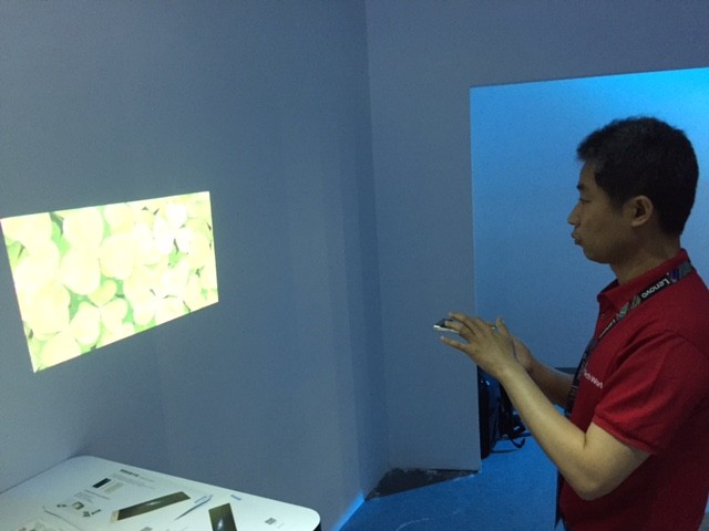 Lenovo показала смартфон с лазерным проектором картинка Lenovo показала смартфон с лазерным проектором