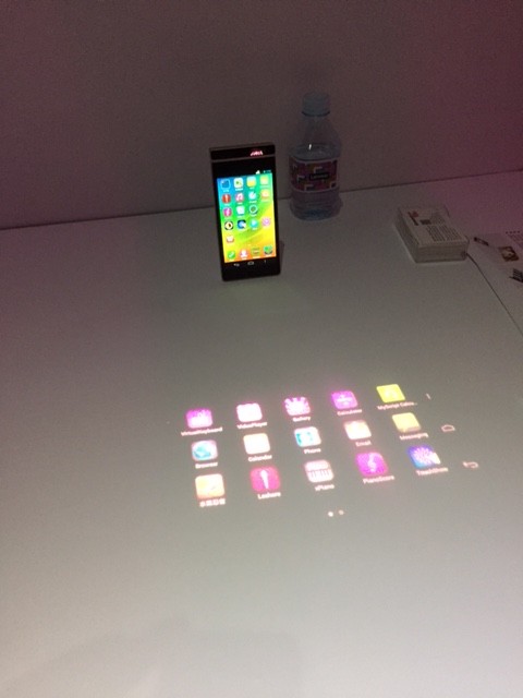 Lenovo показала смартфон с лазерным проектором картинка Lenovo показала смартфон с лазерным проектором