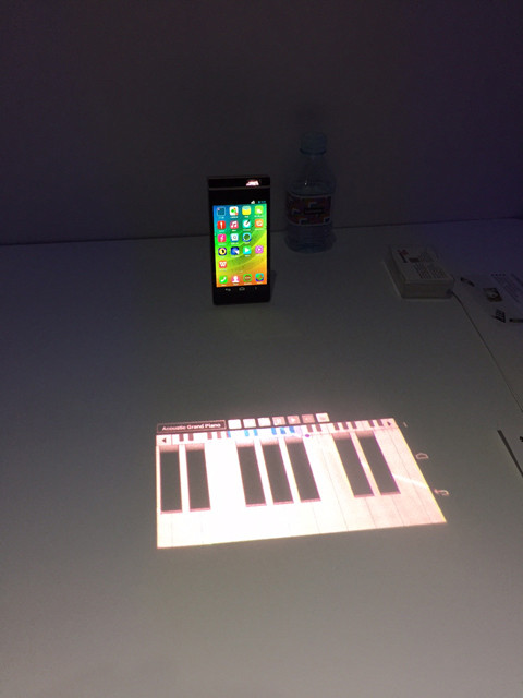 Lenovo показала смартфон с лазерным проектором картинка Lenovo показала смартфон с лазерным проектором