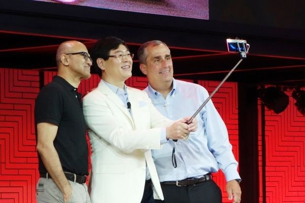 Ян Юаньцин (в центре) делает селфи с главами Microsoft и Intel — Сатьей Наделлой и Брайаном Кржаничем
