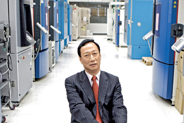 Глава Foxconn отказался от обещаний заменить рабочих роботами