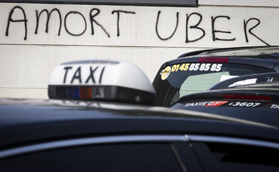 Uber уступает требованиям французских таксистов