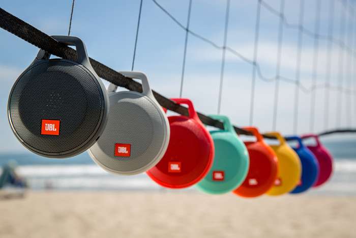 В России представлена защищенная от брызг акустическая система JBL Clip+