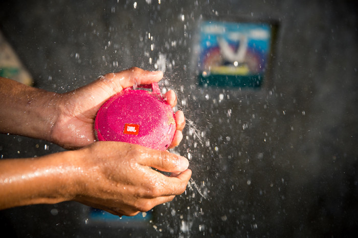 В России представлена защищенная от брызг акустическая система JBL Clip+