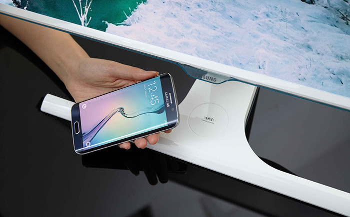 Samsung представляет первые мониторы со встроенной беспроводной зарядкой для смартфонов
