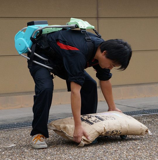 В сентябре Panasonic начнет продажи экзоскелетов нового поколения для строителей 