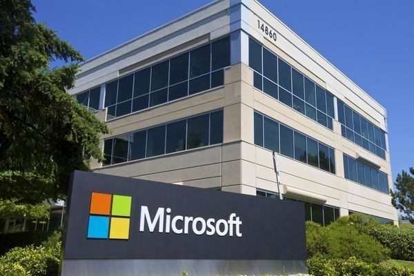 Облака смягчили общее падение продаж Microsoft