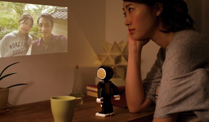 Sharp разработала смартфон в виде робота