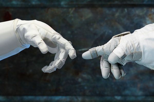 Люди и роботы на МКС: 15 лет плечом к плечу