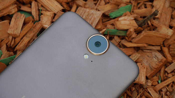 Обзор HTC One E9+: флагманский экран и «железо» среднего класса