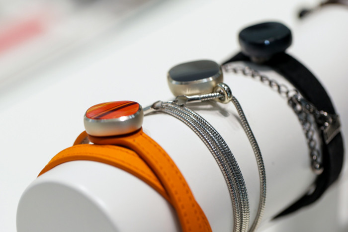 MWC 2016. Браслеты Samsung Charm для уведомлений и подсчета шагов 