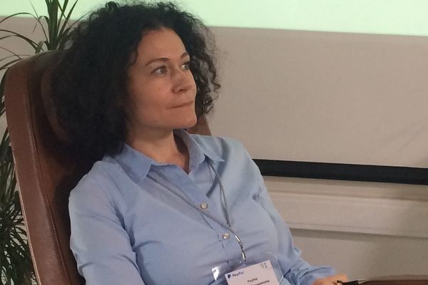 За смартфоном и книгой с электронным кошельком