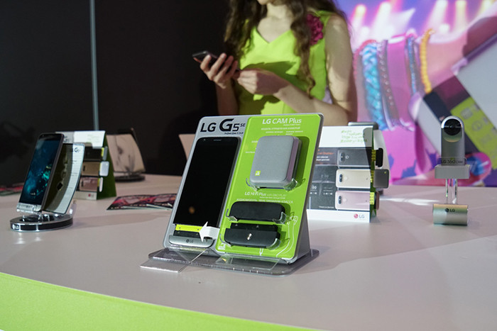 «Маэстро, урежьте марш!»: LG представила на российском рынке почти флагман LG G5 SE и набор аксессуаров