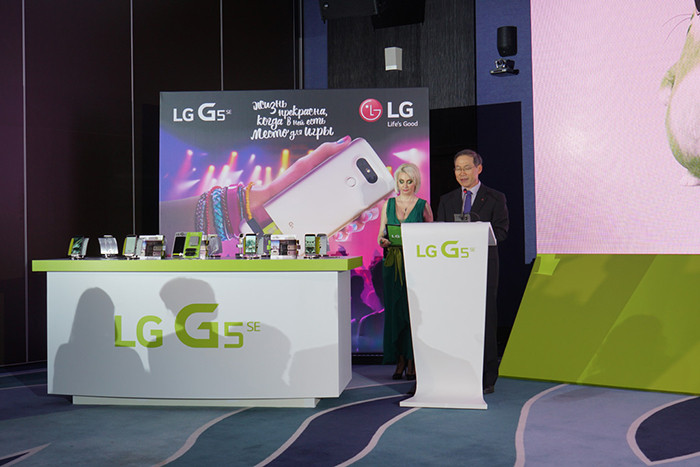 «Маэстро, урежьте марш!»: LG представила на российском рынке почти флагман LG G5 SE и набор аксессуаров