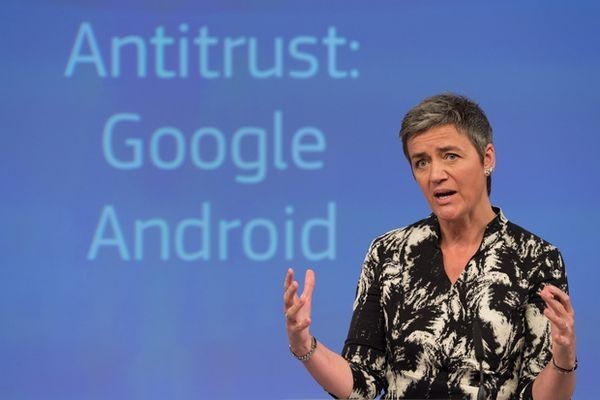 Google обвинили в навязывании производителям смартфонов своих технологий