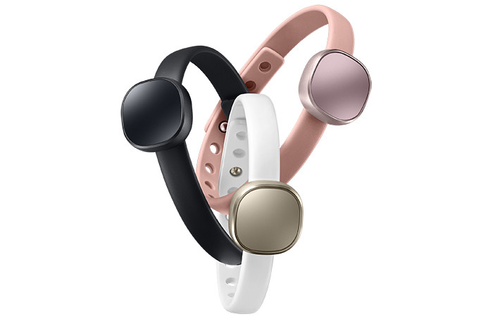 Samsung представила в России фитнес-браслет Charm