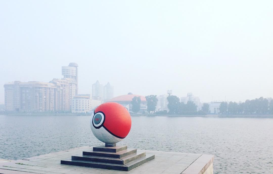 Pokemon GO по-уральски. Гигантский гранитный покебол появился в центре Екатеринбурга